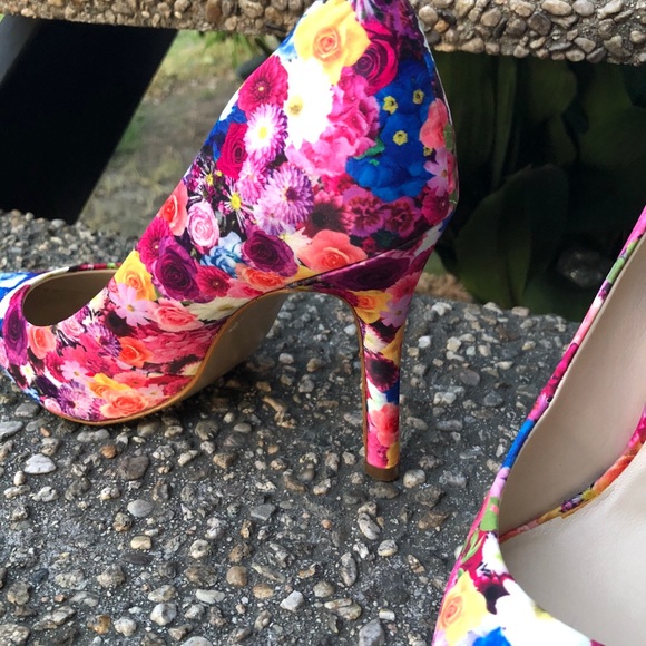 ❌ SOLD ❌ NEW Guess Floral Pumps - Picture 3 of 4